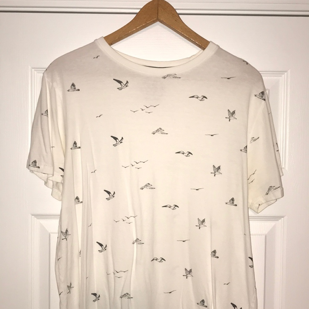 White T-shirt with seagulls! Large in men’s!